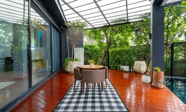 5 Bedroom Villa for sale in Phra Khanong Nuea, Bangkok