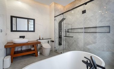 5 Bedroom Villa for sale in Phra Khanong Nuea, Bangkok