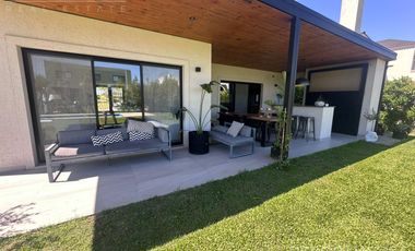 Casa en venta o alquiler Barrio Ceibos Puertos del lago 3 dormitorios y dependencia piscina fogonero