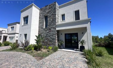 Casa en venta o alquiler Barrio Ceibos Puertos del lago 3 dormitorios y dependencia piscina fogonero