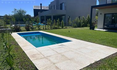 Casa en venta o alquiler Barrio Ceibos Puertos del lago 3 dormitorios y dependencia piscina fogonero