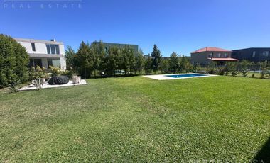 Casa en venta o alquiler Barrio Ceibos Puertos del lago 3 dormitorios y dependencia piscina fogonero