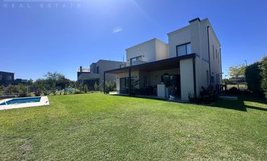 Casa en venta o alquiler Barrio Ceibos Puertos del lago 3 dormitorios y dependencia piscina fogonero