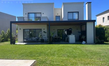 Casa en venta o alquiler Barrio Ceibos Puertos del lago 3 dormitorios y dependencia piscina fogonero