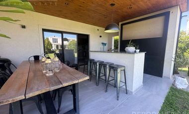 Casa en venta o alquiler Barrio Ceibos Puertos del lago 3 dormitorios y dependencia piscina fogonero