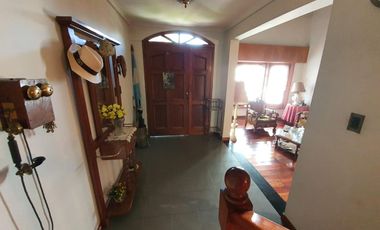 Casa  de 5 dormitorios con parque y quincho lote de 8.66 x 60 en Banfield Oeste acepta  permuta