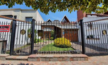 Casa  de 5 dormitorios con parque y quincho lote de 8.66 x 60 en Banfield Oeste acepta  permuta