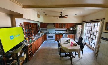 Casa  de 5 dormitorios con parque y quincho lote de 8.66 x 60 en Banfield Oeste acepta  permuta