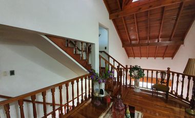 Casa  de 5 dormitorios con parque y quincho lote de 8.66 x 60 en Banfield Oeste acepta  permuta