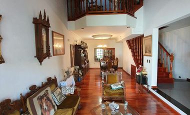 Casa  de 5 dormitorios con parque y quincho lote de 8.66 x 60 en Banfield Oeste acepta  permuta