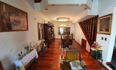 Casa  de 5 dormitorios con parque y quincho lote de 8.66 x 60 en Banfield Oeste acepta  permuta