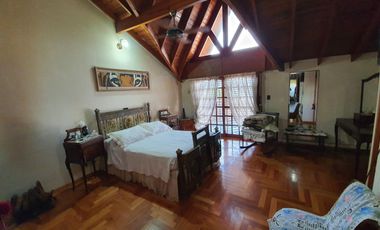 Casa  de 5 dormitorios con parque y quincho lote de 8.66 x 60 en Banfield Oeste acepta  permuta
