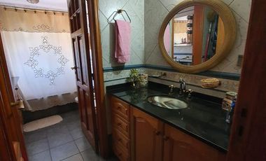Casa  de 5 dormitorios con parque y quincho lote de 8.66 x 60 en Banfield Oeste acepta  permuta