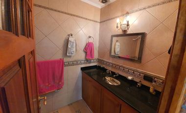 Casa  de 5 dormitorios con parque y quincho lote de 8.66 x 60 en Banfield Oeste acepta  permuta