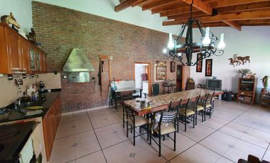 Casa  de 5 dormitorios con parque y quincho lote de 8.66 x 60 en Banfield Oeste acepta  permuta