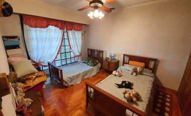 Casa  de 5 dormitorios con parque y quincho lote de 8.66 x 60 en Banfield Oeste acepta  permuta