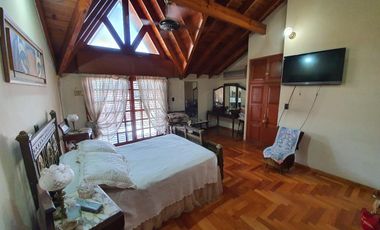 Casa  de 5 dormitorios con parque y quincho lote de 8.66 x 60 en Banfield Oeste acepta  permuta