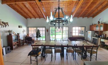 Casa  de 5 dormitorios con parque y quincho lote de 8.66 x 60 en Banfield Oeste acepta  permuta