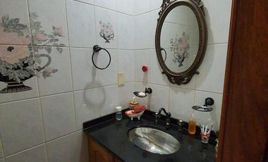 Casa  de 5 dormitorios con parque y quincho lote de 8.66 x 60 en Banfield Oeste acepta  permuta