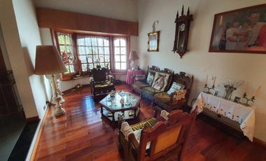Casa  de 5 dormitorios con parque y quincho lote de 8.66 x 60 en Banfield Oeste acepta  permuta