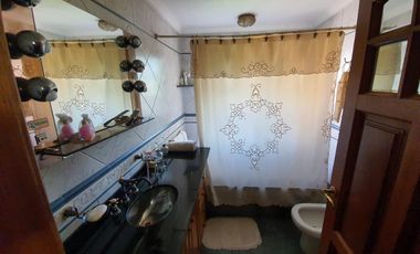 Casa  de 5 dormitorios con parque y quincho lote de 8.66 x 60 en Banfield Oeste acepta  permuta
