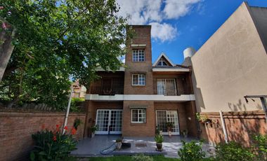 Casa  de 5 dormitorios con parque y quincho lote de 8.66 x 60 en Banfield Oeste acepta  permuta