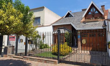 Casa  de 5 dormitorios con parque y quincho lote de 8.66 x 60 en Banfield Oeste acepta  permuta