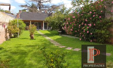 Casa  de 5 dormitorios con parque y quincho lote de 8.66 x 60 en Banfield Oeste acepta  permuta