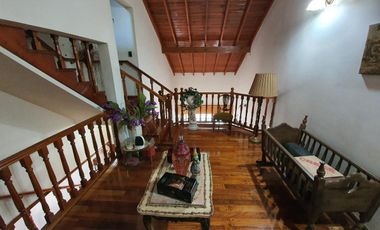 Casa  de 5 dormitorios con parque y quincho lote de 8.66 x 60 en Banfield Oeste acepta  permuta