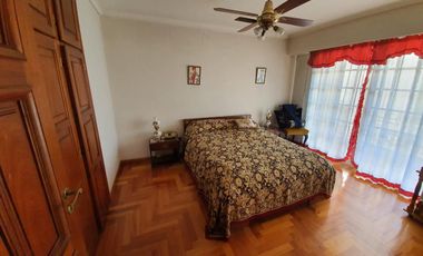 Casa  de 5 dormitorios con parque y quincho lote de 8.66 x 60 en Banfield Oeste acepta  permuta