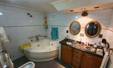 Casa  de 5 dormitorios con parque y quincho lote de 8.66 x 60 en Banfield Oeste acepta  permuta