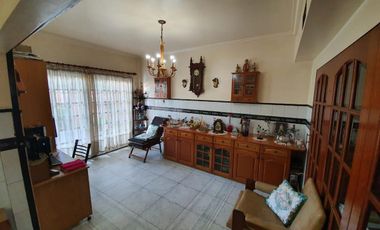 Casa  de 5 dormitorios con parque y quincho lote de 8.66 x 60 en Banfield Oeste acepta  permuta