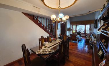 Casa  de 5 dormitorios con parque y quincho lote de 8.66 x 60 en Banfield Oeste acepta  permuta