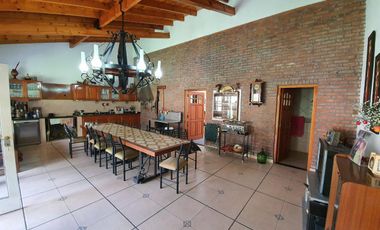 Casa  de 5 dormitorios con parque y quincho lote de 8.66 x 60 en Banfield Oeste acepta  permuta