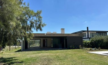VENTA: Casa en Estancia La Rinconada de tres dormitorios, galería, pileta y cochera. Ibarlucea.