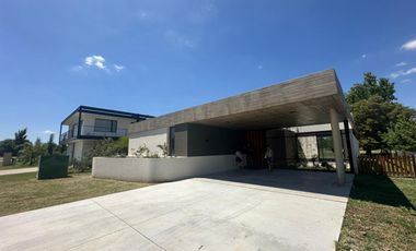 VENTA: Casa en Estancia La Rinconada de tres dormitorios, galería, pileta y cochera. Ibarlucea.