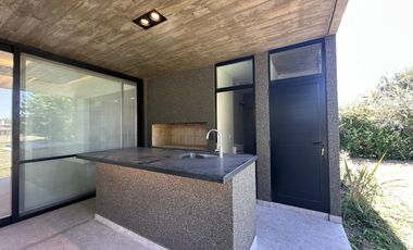 VENTA: Casa en Estancia La Rinconada de tres dormitorios, galería, pileta y cochera. Ibarlucea.