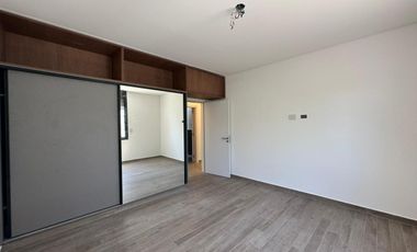 VENTA: Casa en Estancia La Rinconada de tres dormitorios, galería, pileta y cochera. Ibarlucea.
