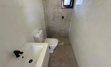 VENTA: Casa en Estancia La Rinconada de tres dormitorios, galería, pileta y cochera. Ibarlucea.