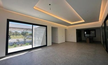 VENTA: Casa en Estancia La Rinconada de tres dormitorios, galería, pileta y cochera. Ibarlucea.