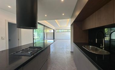 VENTA: Casa en Estancia La Rinconada de tres dormitorios, galería, pileta y cochera. Ibarlucea.