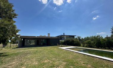 VENTA: Casa en Estancia La Rinconada de tres dormitorios, galería, pileta y cochera. Ibarlucea.