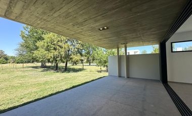 VENTA: Casa en Estancia La Rinconada de tres dormitorios, galería, pileta y cochera. Ibarlucea.