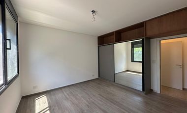 VENTA: Casa en Estancia La Rinconada de tres dormitorios, galería, pileta y cochera. Ibarlucea.