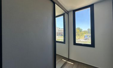 VENTA: Casa en Estancia La Rinconada de tres dormitorios, galería, pileta y cochera. Ibarlucea.