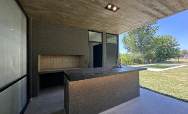 VENTA: Casa en Estancia La Rinconada de tres dormitorios, galería, pileta y cochera. Ibarlucea.
