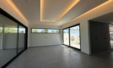 VENTA: Casa en Estancia La Rinconada de tres dormitorios, galería, pileta y cochera. Ibarlucea.