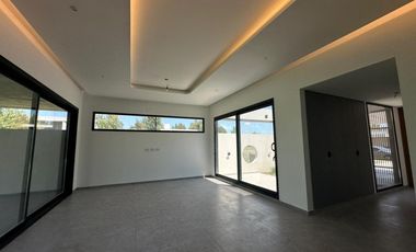 VENTA: Casa en Estancia La Rinconada de tres dormitorios, galería, pileta y cochera. Ibarlucea.