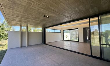 VENTA: Casa en Estancia La Rinconada de tres dormitorios, galería, pileta y cochera. Ibarlucea.