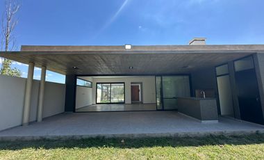 VENTA: Casa en Estancia La Rinconada de tres dormitorios, galería, pileta y cochera. Ibarlucea.